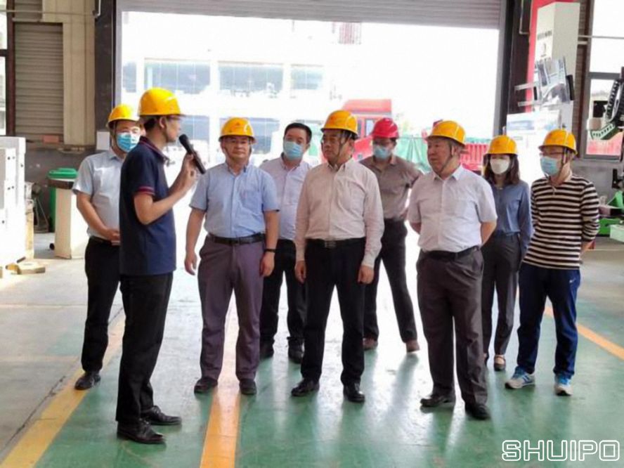 山東省科學院激光研究所所長賈中青、山東省機械設計研究院院長林江海帶領激光、高端裝備領域專家一行9人到水泊焊割實地調研 (已調整大小)